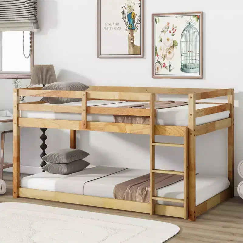 Lit superposé Okak Twin Over Twin au sol avec échelle et lattes renforcées, cadre de lit moderne en bois d'hévéa pour chambre d'enfants, chambre à coucher
