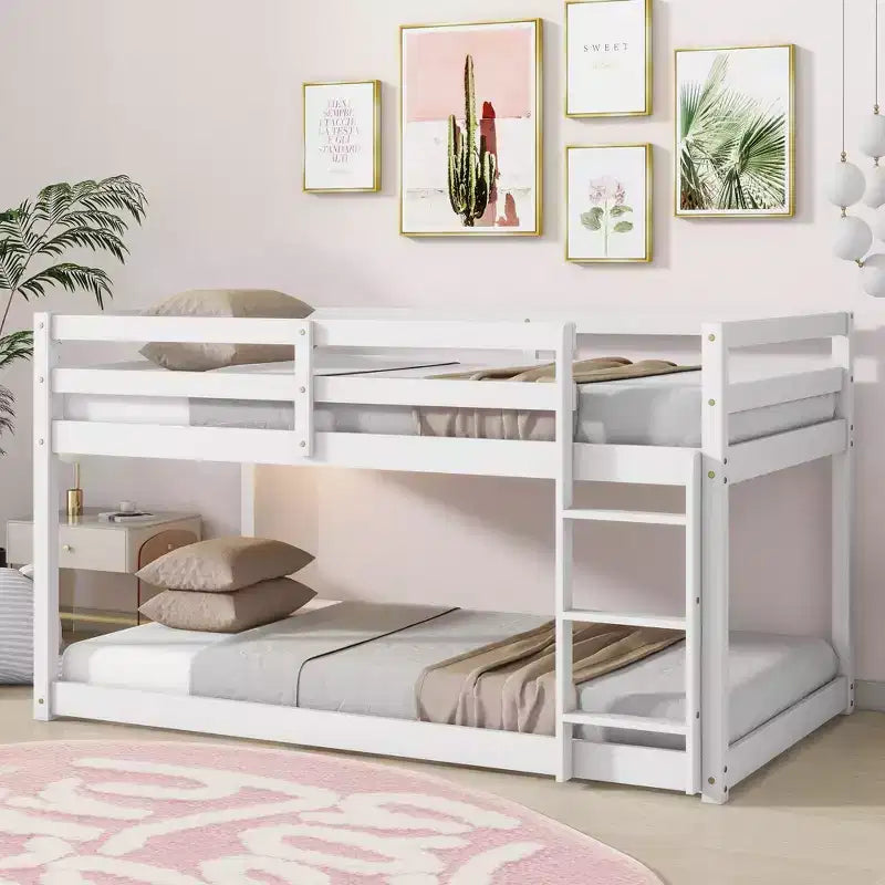 Lit superposé Okak Twin Over Twin au sol avec échelle et lattes renforcées, cadre de lit moderne en bois d'hévéa pour chambre d'enfants, chambre à coucher