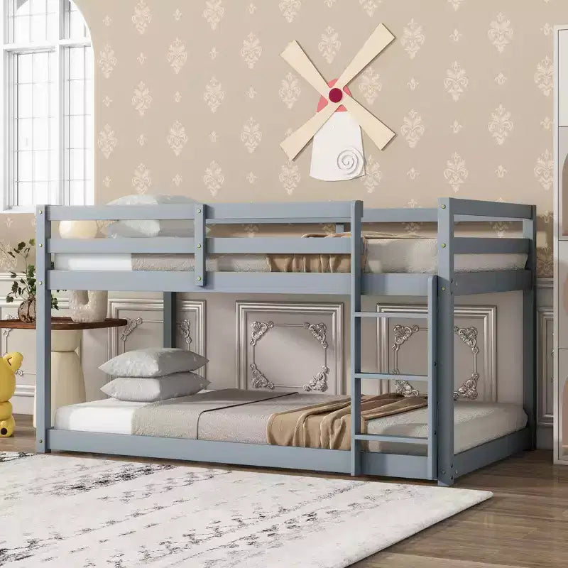 Lit superposé Okak Twin Over Twin au sol avec échelle et lattes renforcées, cadre de lit moderne en bois d'hévéa pour chambre d'enfants, chambre à coucher