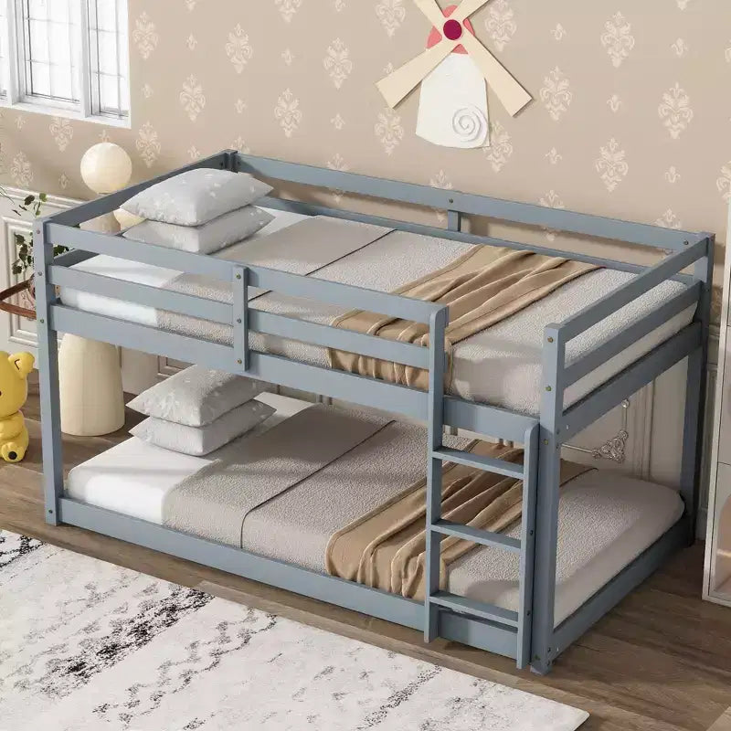 Lit superposé Okak Twin Over Twin au sol avec échelle et lattes renforcées, cadre de lit moderne en bois d'hévéa pour chambre d'enfants, chambre à coucher