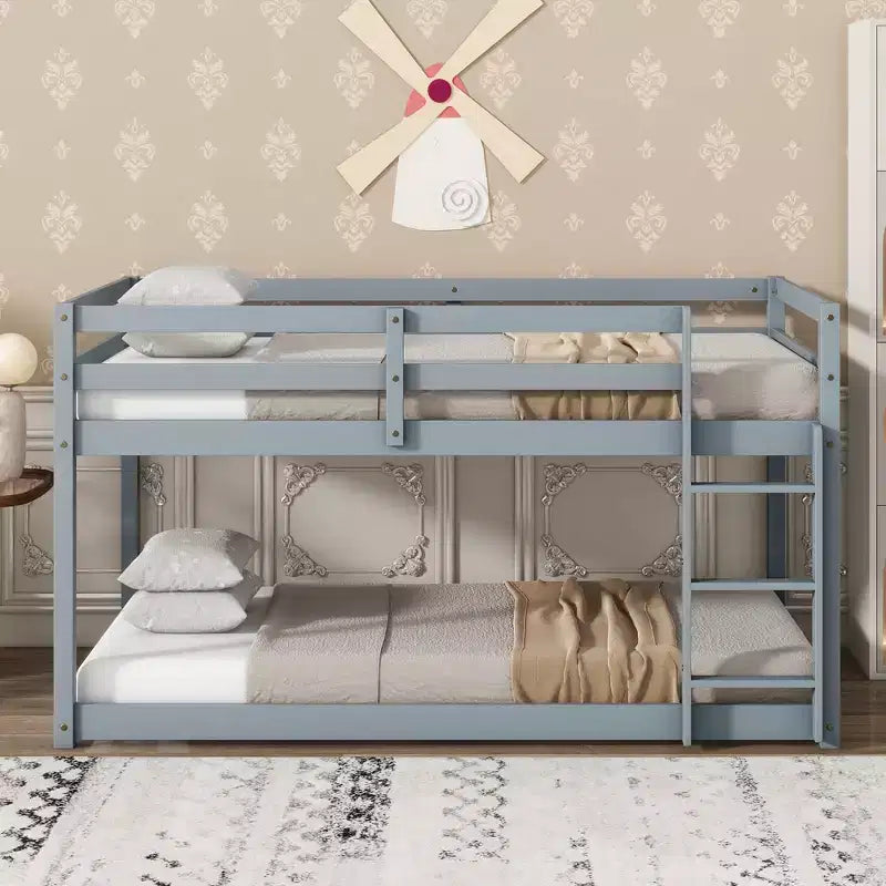 Lit superposé Okak Twin Over Twin au sol avec échelle et lattes renforcées, cadre de lit moderne en bois d'hévéa pour chambre d'enfants, chambre à coucher