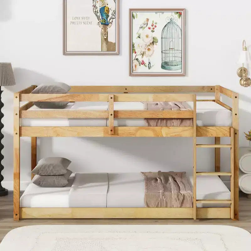 Lit superposé Okak Twin Over Twin au sol avec échelle et lattes renforcées, cadre de lit moderne en bois d'hévéa pour chambre d'enfants, chambre à coucher