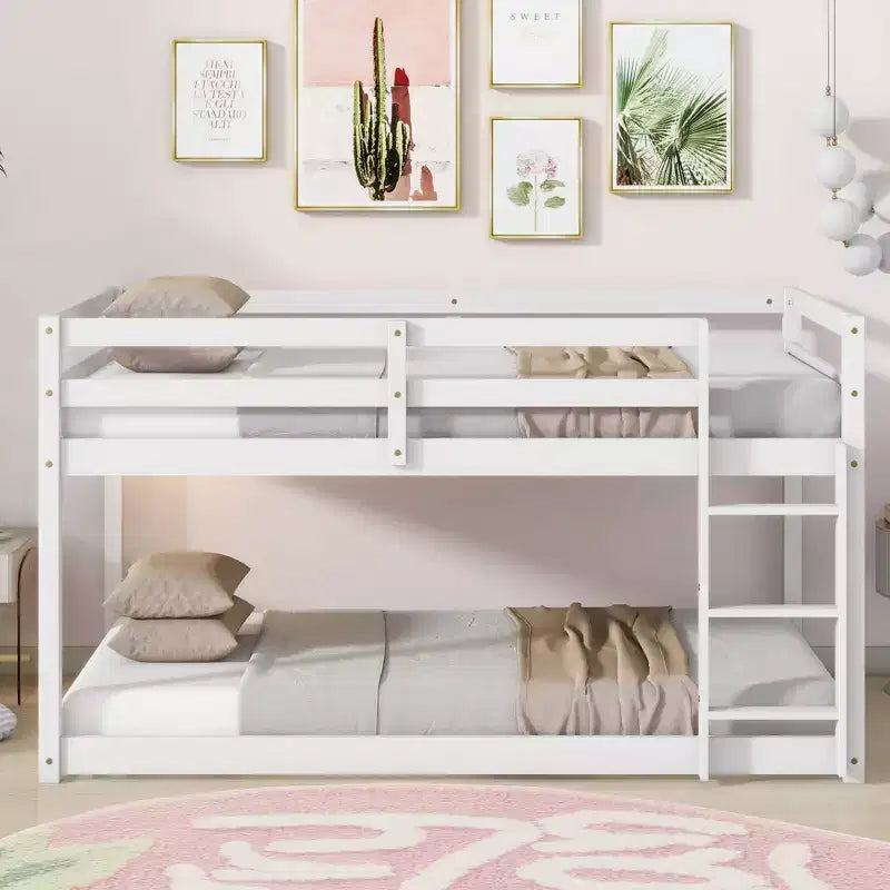 Lit superposé Okak Twin Over Twin au sol avec échelle et lattes renforcées, cadre de lit moderne en bois d'hévéa pour chambre d'enfants, chambre à coucher