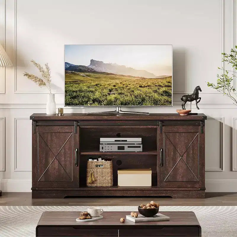 Meuble TV de style ferme pour téléviseurs jusqu'à 65 pouces, meuble de divertissement avec portes coulissantes de grange et armoires de rangement, console multimédia pour salon, chambre à coucher