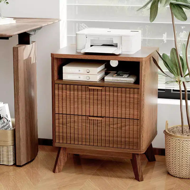 Table de chevet cannelée moderne, Table de nuit en bois avec ports USB et prises, 2 tiroirs et étagère ouverte, Table d'appoint décorative