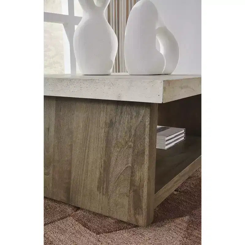 Signature Design by Ashley Table basse Brendalhouse – Bois clair avec plateau imitation ciment, roulettes, étagère de rangement inférieure