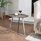 Table d'appoint HomeStock Belmont en métal avec plateau triangulaire arrondi et trois pieds, table d'appoint en aluminium fabriquée à la main avec une finition moderne rustique