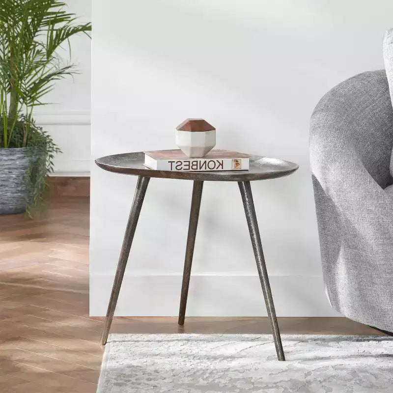 Table d'appoint HomeStock Belmont en métal avec plateau triangulaire arrondi et trois pieds, table d'appoint en aluminium fabriquée à la main avec une finition moderne rustique
