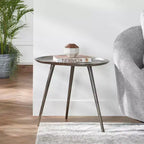 Table d'appoint HomeStock Belmont en métal avec plateau triangulaire arrondi et trois pieds, table d'appoint en aluminium fabriquée à la main avec une finition moderne rustique