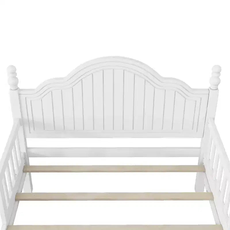 Lit plateforme contemporain GDFStudio Theodore pour enfants avec tête et pied de lit et barrières de sécurité