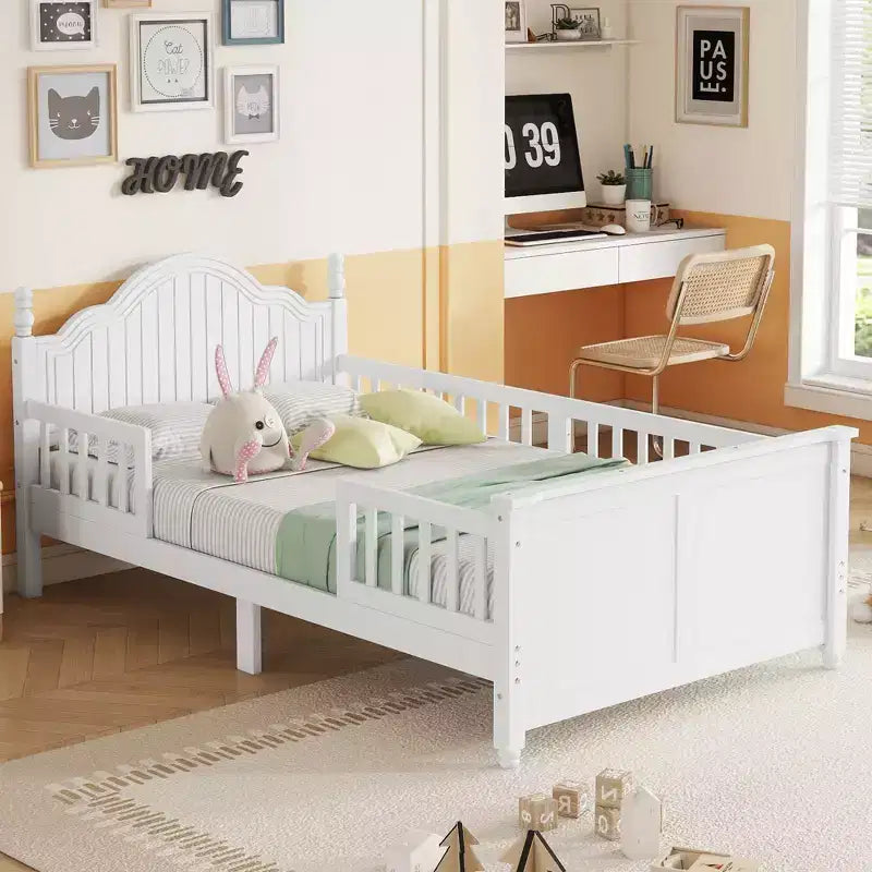 Lit plateforme contemporain GDFStudio Theodore pour enfants avec tête et pied de lit et barrières de sécurité