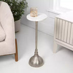 JONATHAN Y Ava 23.75 Table d'appoint contemporaine Art déco en métal avec plateau rond en marbre blanc et base martelée