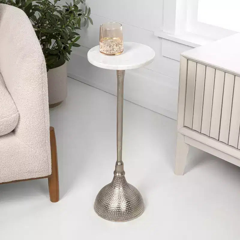 JONATHAN Y Ava 23.75 Table d'appoint contemporaine Art déco en métal avec plateau rond en marbre blanc et base martelée