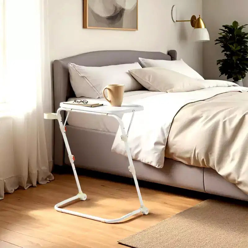 FurnitureR Plateau TV Pliable Réglable avec 4 Hauteurs et 3 Angles d'Inclinaison, Tables Pliantes pour Dîner, Table d'Appoint pour Ordinateur Portable et Collation avec Porte-Gobelet pour Canapé, 2 PIÈCES. Blanc