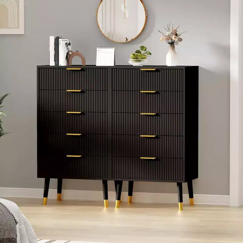 Commode à cinq tiroirs avec poignées et pieds en métal, idéale pour la chambre, le salon, le couloir et l'entrée.