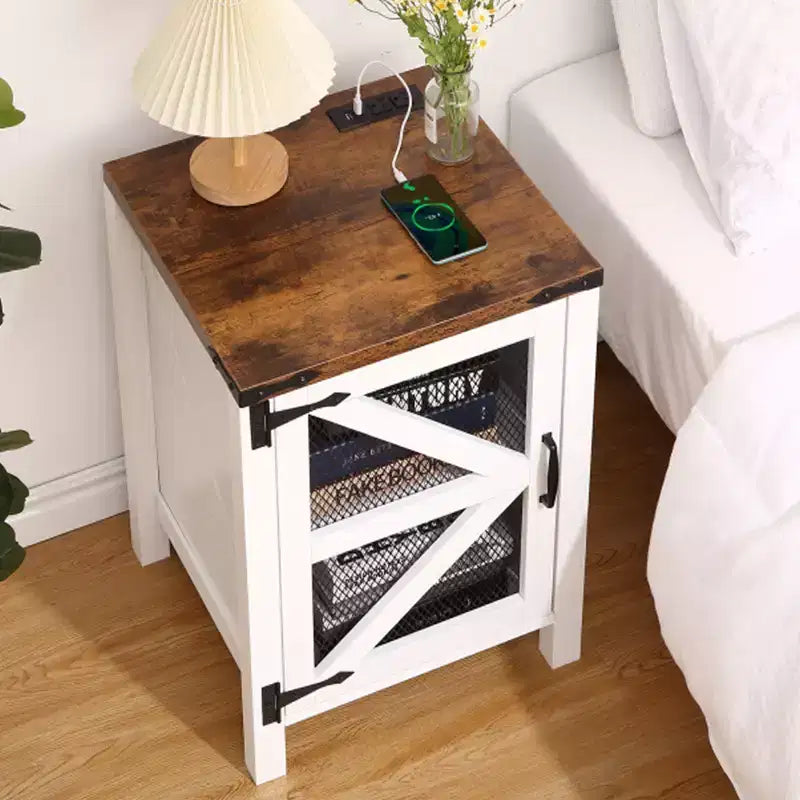 COZONY Table de chevet de ferme 24 po avec station de charge, étagère réglable à porte de grange, table d'appoint rustique pour chambre à coucher et salon