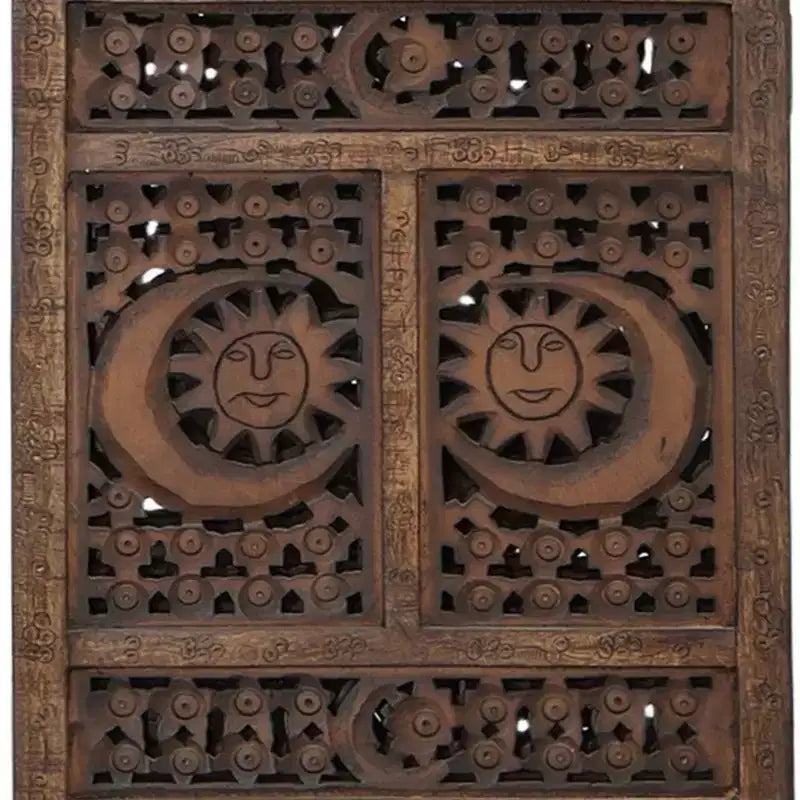 Paravent Royal Hampton de 71 pouces à 4 panneaux en bois de manguier, sculpté à la main, motif soleil et lune, marron