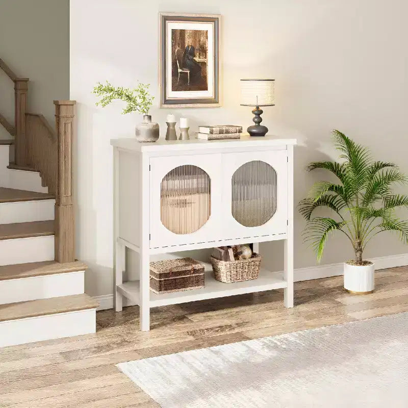 Meuble de bar à café moderne avec fonction de rangement, console blanche avec portes en verre cannelé et étagères ouvertes, buffet pour entrée, cuisine