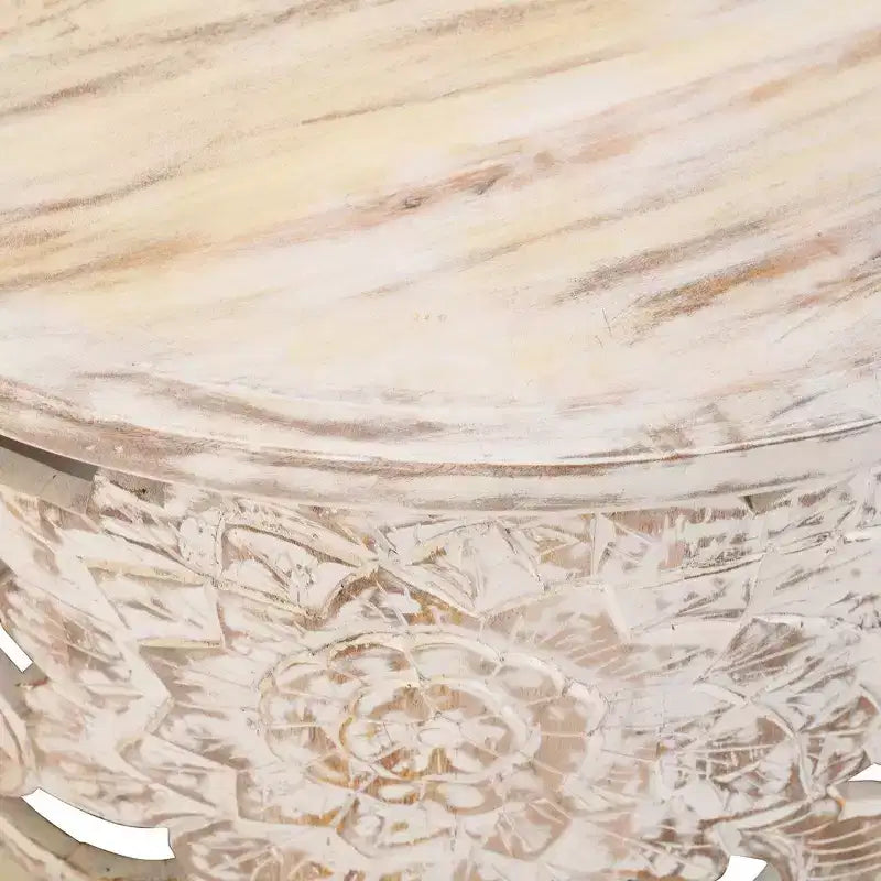 Table Basse Royal Hampton Alina, Bois de Mangue Sculpté à la Main, Motif Floral Découpé, Finition Blanc Vieilli, 33 Pouces