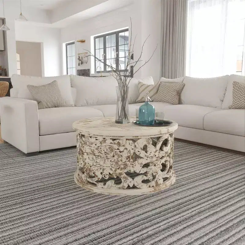 Table Basse Royal Hampton Alina, Bois de Mangue Sculpté à la Main, Motif Floral Découpé, Finition Blanc Vieilli, 33 Pouces