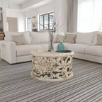 Table Basse Royal Hampton Alina, Bois de Mangue Sculpté à la Main, Motif Floral Découpé, Finition Blanc Vieilli, 33 Pouces