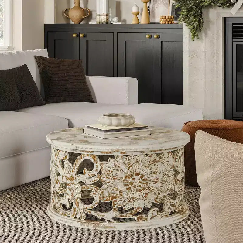Table Basse Royal Hampton Alina, Bois de Mangue Sculpté à la Main, Motif Floral Découpé, Finition Blanc Vieilli, 33 Pouces