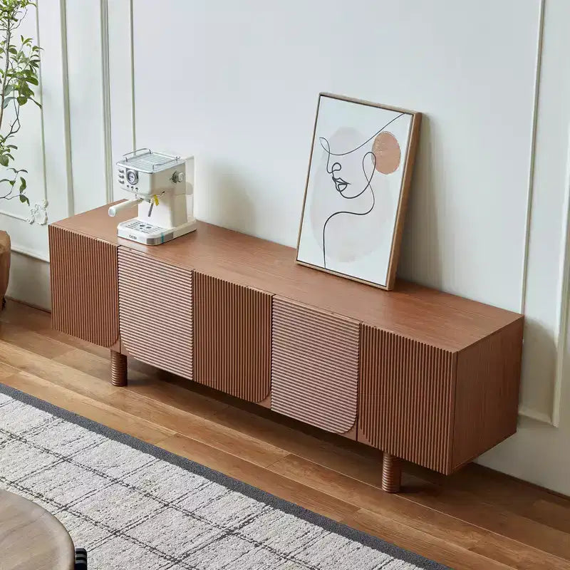 JVNOXK Meuble TV/Média filetée moderne de style Mid-Century de 70,9 pouces, convient aux téléviseurs jusqu'à 80 pouces, avec panneaux de porte encastrés et 4 armoires de rangement, Noyer