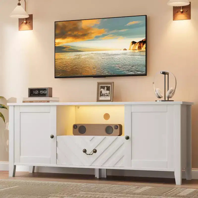 Meuble TV rétro en V avec éclairage LED, adapté aux salons, chambres et centres de divertissement. Comprend deux portes de rangement et un tiroir.