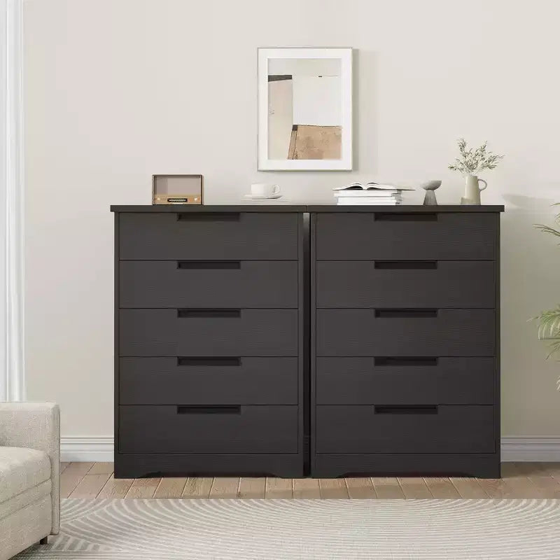 Commode cinq tiroirs avec poignées intégrées, meuble de rangement moderne en bois, compact et peu encombrant, adapté aux salons.