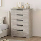 Commode cinq tiroirs avec poignées intégrées, meuble de rangement moderne en bois, compact et peu encombrant, adapté aux salons.