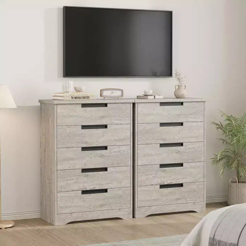 Commode cinq tiroirs avec poignées intégrées, meuble de rangement moderne en bois, compact et peu encombrant, adapté aux salons.
