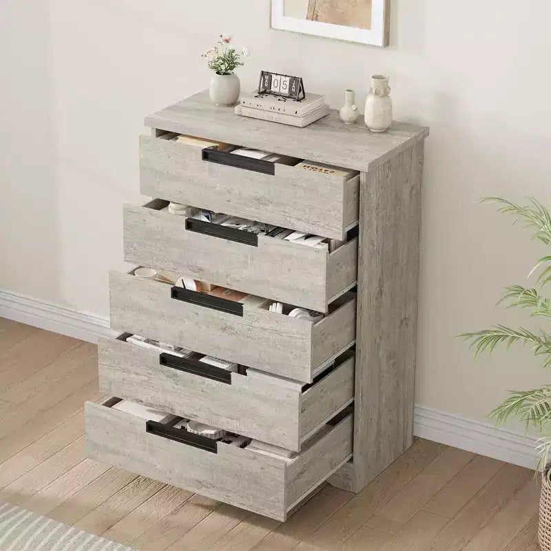 Commode cinq tiroirs avec poignées intégrées, meuble de rangement moderne en bois, compact et peu encombrant, adapté aux salons.