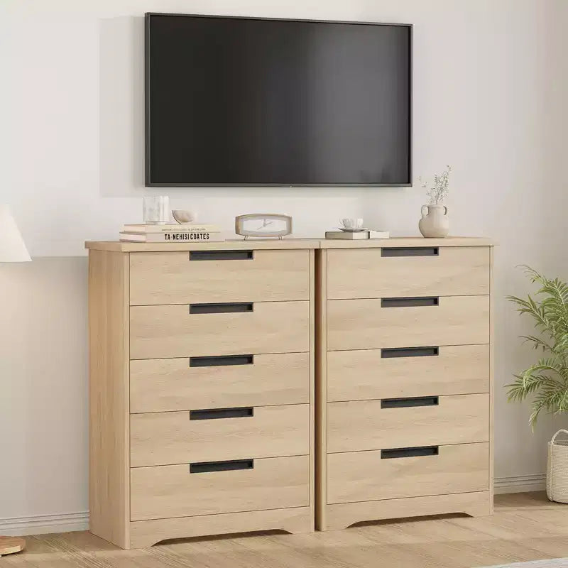 Commode cinq tiroirs avec poignées intégrées, meuble de rangement moderne en bois, compact et peu encombrant, adapté aux salons.