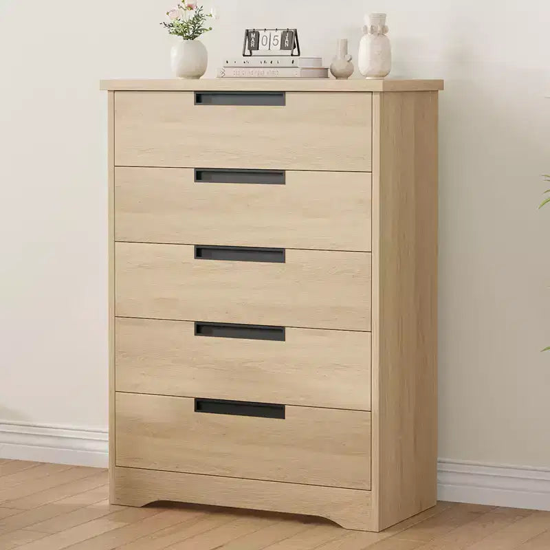 Commode cinq tiroirs avec poignées intégrées, meuble de rangement moderne en bois, compact et peu encombrant, adapté aux salons.
