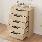 Commode cinq tiroirs avec poignées intégrées, meuble de rangement moderne en bois, compact et peu encombrant, adapté aux salons.