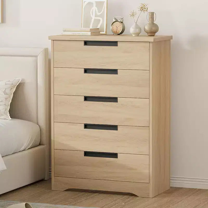 Commode cinq tiroirs avec poignées intégrées, meuble de rangement moderne en bois, compact et peu encombrant, adapté aux salons.