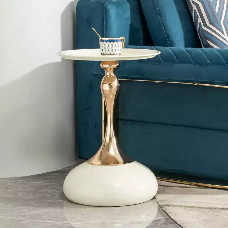 Table d'appoint ronde moderne et peu encombrante Okak, table de chevet avec plateau et cadre en métal, table d'appoint pour canapé de salon, chambre à coucher