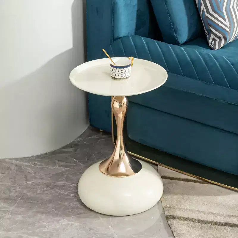 Table d'appoint ronde moderne et peu encombrante Okak, table de chevet avec plateau et cadre en métal, table d'appoint pour canapé de salon, chambre à coucher