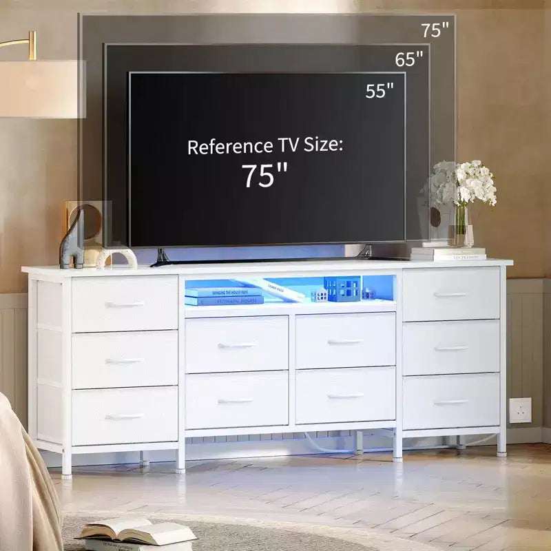 Commode de chambre 63" avec 10 tiroirs en tissu, meuble TV pour téléviseurs 65-75", commode blanche avec prise électrique et tiroirs de rangement