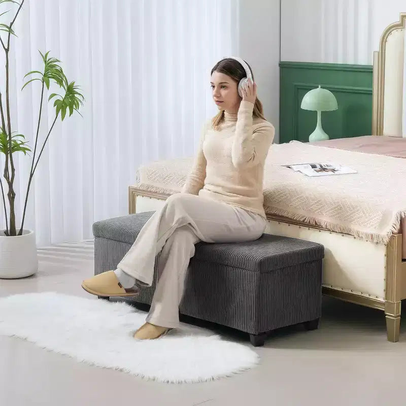 Banc de rangement ottoman de 112 cm avec couvercle, pieds et revêtement en velours côtelé, idéal en bout de lit pour le salon, la chambre à coucher ou l'entrée.