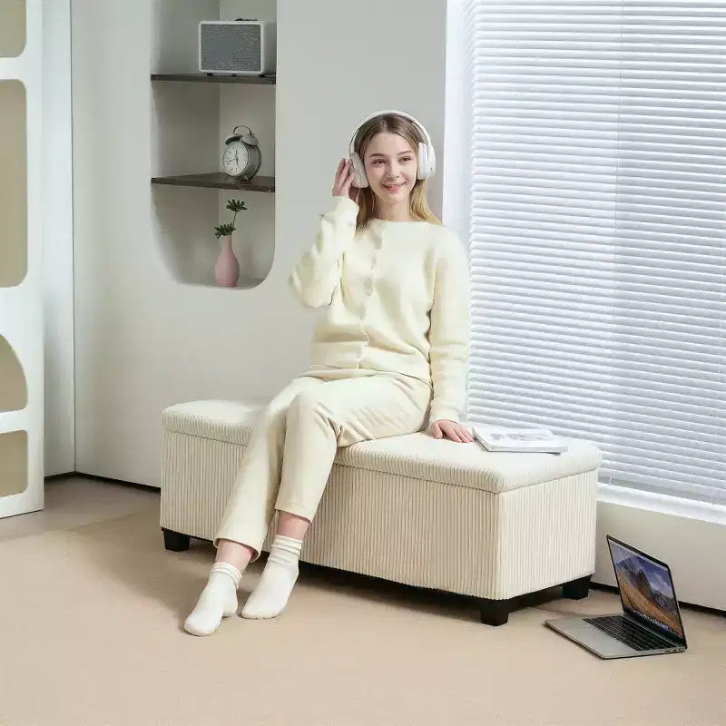 Banc de rangement ottoman de 112 cm avec couvercle, pieds et revêtement en velours côtelé, idéal en bout de lit pour le salon, la chambre à coucher ou l'entrée.