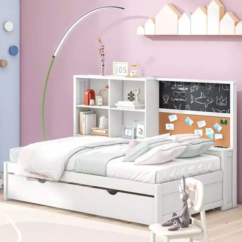 Lit de repos double avec lit gigogne et étagères de rangement, lit plateforme en bois avec station de recharge, port USB, tableau noir et tableau en liège, blanc