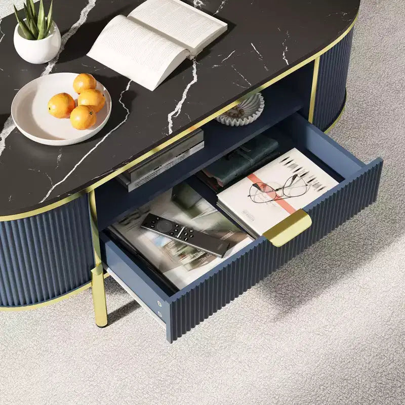 Table basse ovale 48 pouces - Table basse centrale cannelée moderne avec tiroir de rangement, plateau en faux marbre et pieds en métal doré pour salon