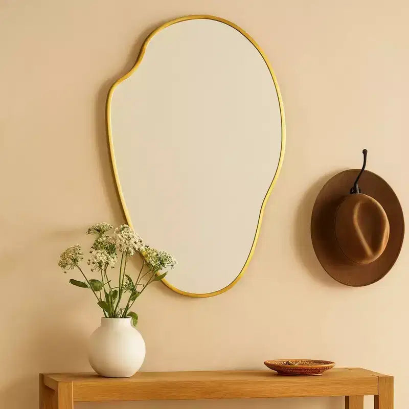Miroir mural irrégulier asymétrique Vallia en laiton brossé, 22''x 34'' Miroir mural unique avec cadre en laiton pour salle de bain, entrée, chambre d'enfant
