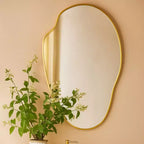 Miroir mural irrégulier asymétrique Vallia en laiton brossé, 22''x 34'' Miroir mural unique avec cadre en laiton pour salle de bain, entrée, chambre d'enfant
