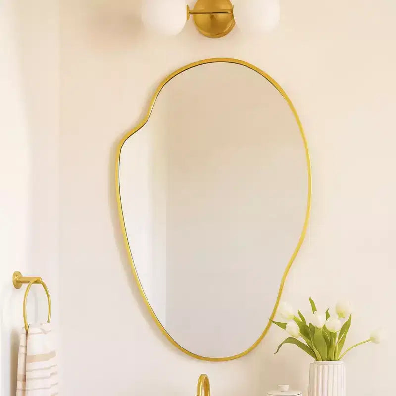 Miroir mural irrégulier asymétrique Vallia en laiton brossé, 22''x 34'' Miroir mural unique avec cadre en laiton pour salle de bain, entrée, chambre d'enfant