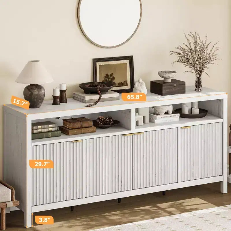 Buffet quatre portes avec façade rainurée Construction en bois moderne Idéal pour les salles à manger, les salons et les entrées