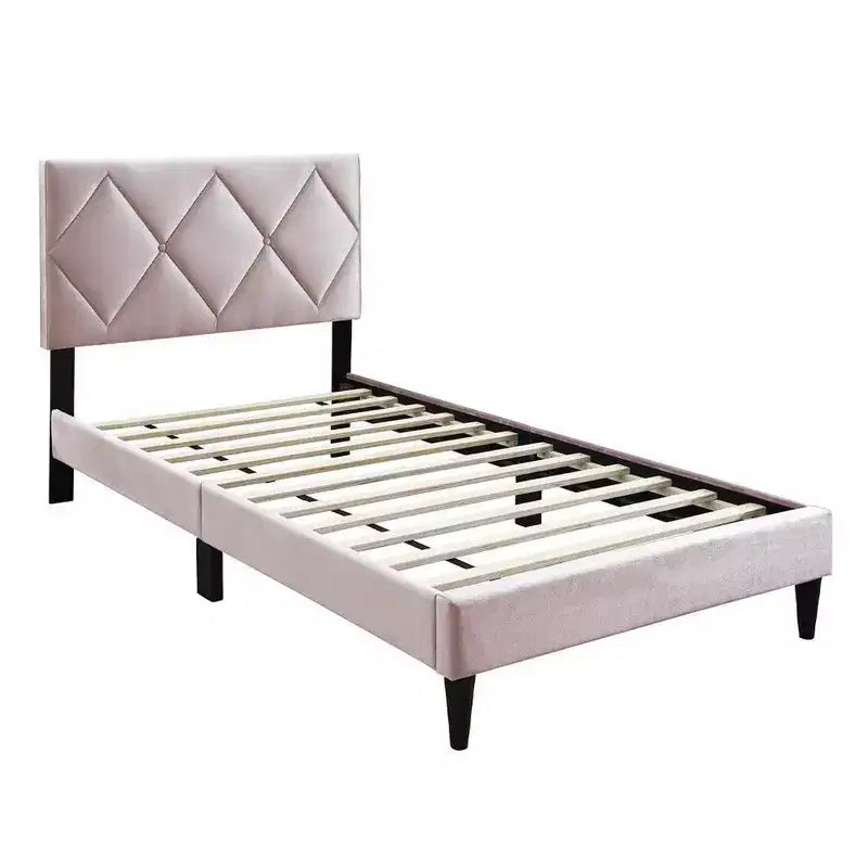 Lit deux places Royal Hampton, tapisserie velours rose pâle capitonné, matelassage en losanges