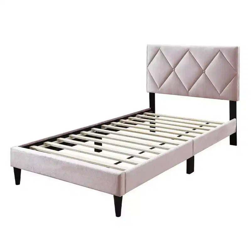 Lit deux places Royal Hampton, tapisserie velours rose pâle capitonné, matelassage en losanges