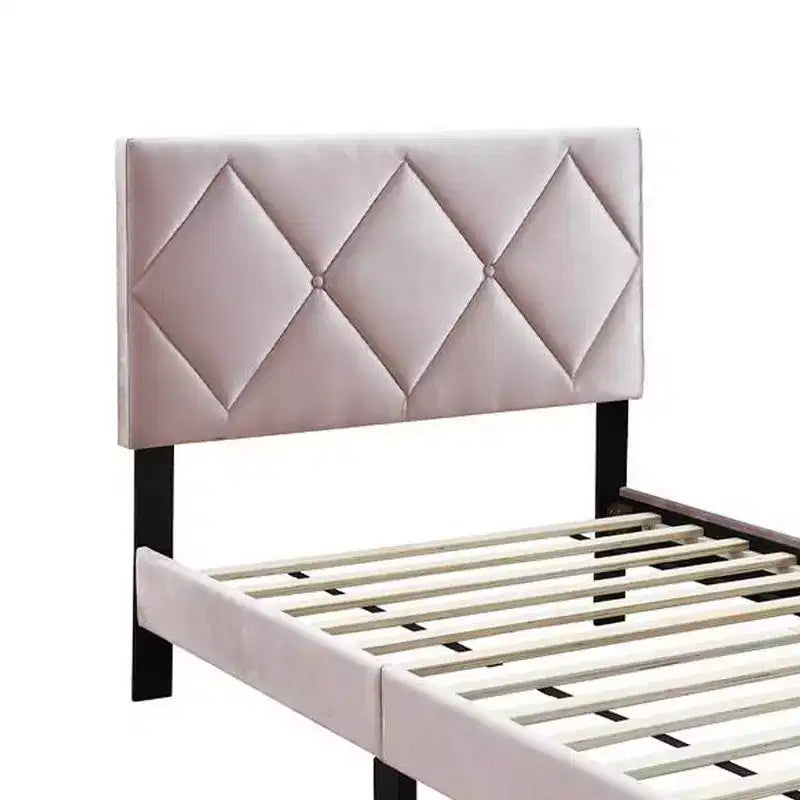 Lit deux places Royal Hampton, tapisserie velours rose pâle capitonné, matelassage en losanges